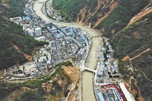 这是4月24日从空中拍摄的宝兴县，灾区重建正有序推进。照片右下角是宝兴县城其中一处集中安置点。新华社发