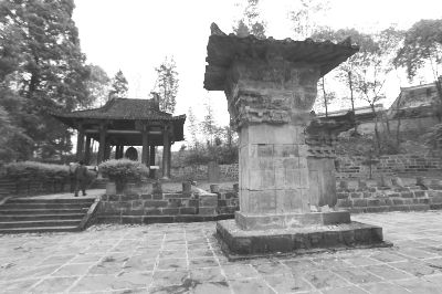 芦山县沫东镇黎明村的汉代建筑遗存樊敏阙及石刻，阙檐下的石刻面出现裂纹，阙身部分已经掉落。