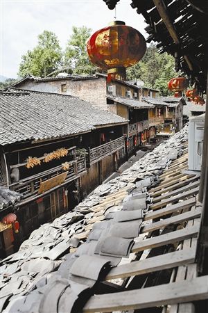 在地震中，上里古镇的部分古建筑屋瓦脱落，损毁严重。 深圳特区报特派记者 丁庆林 摄