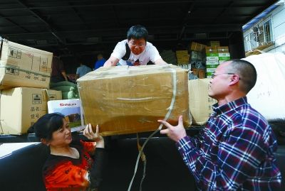 4月24日，四川省文化系统向地震灾区捐赠的救灾物资运抵雅安。图为起运前，四川省文化厅工作人员装载救灾物资。本报特派记者 陈曦 摄