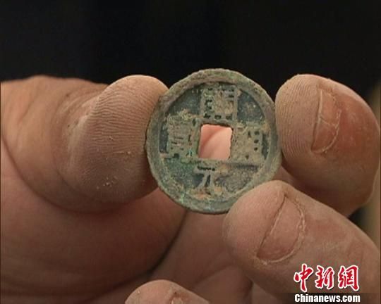 库车县老城区一施工工地发现古钱币。　王建强　摄