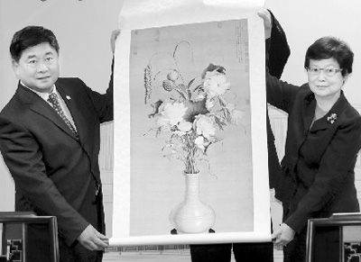 4月19日，故宫博物院院长单霁翔（左）赠送郎世宁的复制画给“台北故宫”院长冯明珠。陈晓星摄