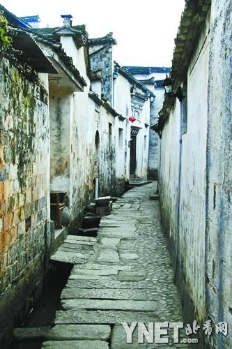 西递村中明清时期的老石板路