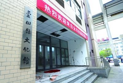 震后的芦山县文化馆墙体已经有明显裂纹。特派记者 陈 曦 摄