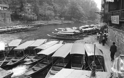 4月17日，凤凰古城江边，游船没有生意，都停靠在岸边。新京报记者 刘一丁 摄