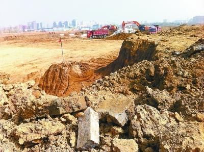 工地现场被挖土机翻出的六朝墓砖 本报记者 朱凯摄