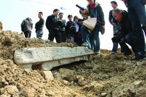 27日，考古专家在现现场发现王侯级墓的石门楣