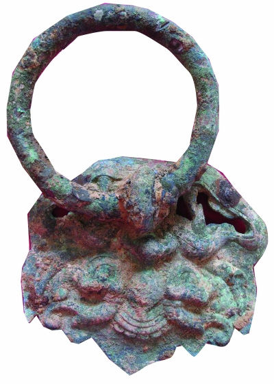 此次出土的鎏金铜制衔环铺首。文物部门供图