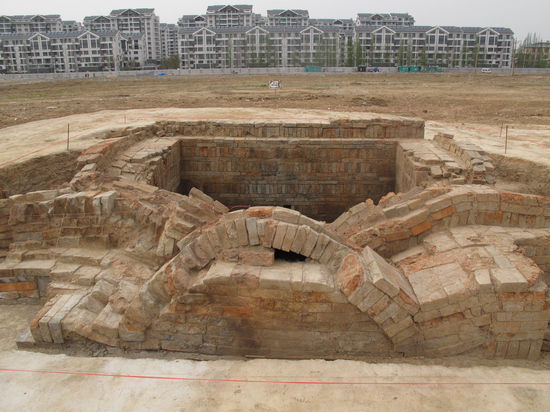 新发现的隋炀帝墓位于扬州市邗江区西湖镇司徒村曹庄(即“吴公台”所在地）。