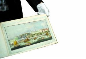 研讨会现场热心收藏家捐献十三行通草画并现场展示。