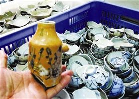 散落一地的青花瓷碎片