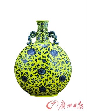 清雍正青花黄地缠枝花卉纹扁壶