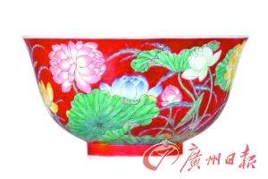 清康熙御制胭脂红地珐琅彩莲花图碗