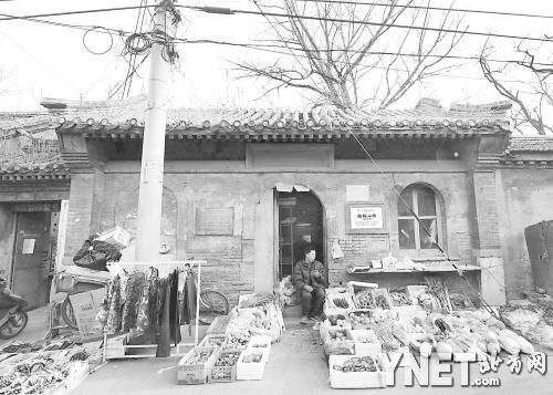 杨椒山祠铭牌下，小店平静地做着蔬菜生意 摄影/本报记者　王晓溪