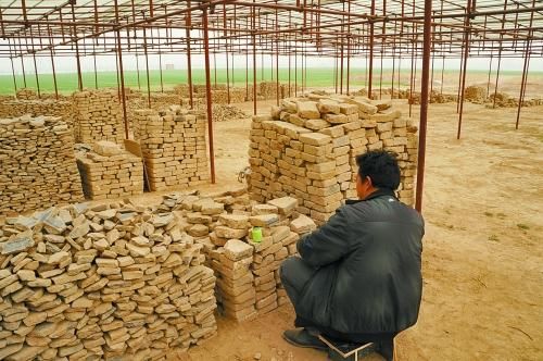 发掘人员正在为太极殿发掘的建筑材料精心编号