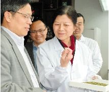 茶叶专家对参加拍卖的茶叶样品进行品质鉴定介绍。 金莉 罗斐茜 摄