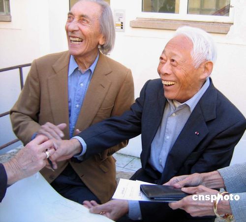 资料图：法籍华人绘画大师赵无极画展2007年10月6日在法国勒莫尔市的博物馆城堡开幕，展出赵无极60余件绘画珍品，包括油画和水墨作品，时间跨度长达60年。当日，来自四面八方的人群在城堡外排起长龙，争相一睹这位东?