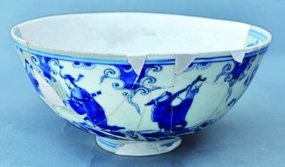 这是贵州遵义海龙囤遗址出土的青花龙纹八仙钵。