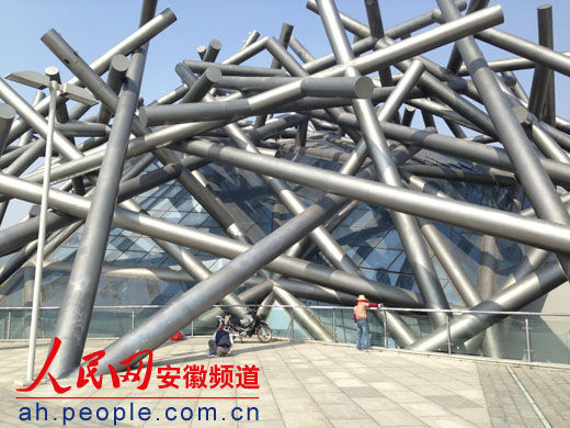 美术馆支撑“钢柱”外层防护涂料已脱落