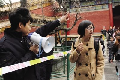 昨天，故宫工作人员在为迷路游客指路。实习生 徐洋 摄