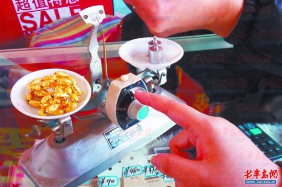 路边的黄金回收店里称重的工具很