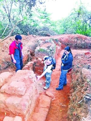 考古人员正在对三岸窑址进行发掘考证。资料照片