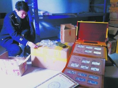 　辽阳市县警方联手破获一起特大电话推销收藏品诈骗案件，抓获数十名嫌疑人，查扣假冒收藏品120多箱和假证书。 辽沈晚报记者 韩涛 摄
