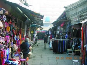 曾经商贩云集的民族大世界内部（资料图）。