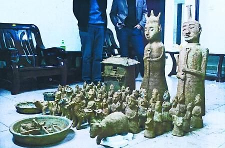 警方追回古墓葬中的随葬品 巫山县检察院 供图