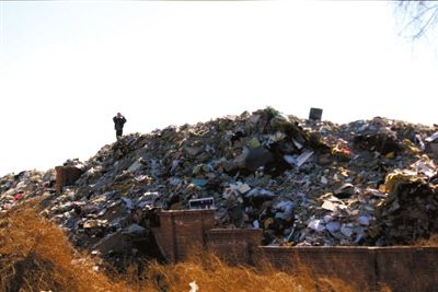 黑桥艺术区前垃圾成山。京华时报记者潘之望摄