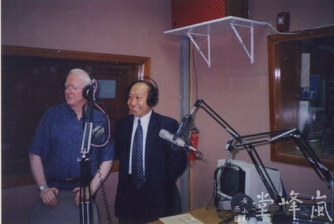 张志君做客美国电台直播节目
