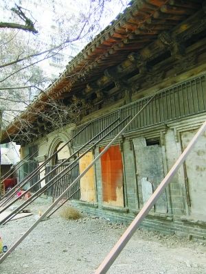 用铁架支撑的观成堂。