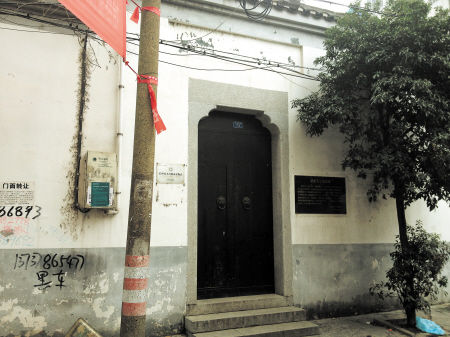 公馆大门紧闭，白色围墙上有许多小广告无人清理。 孙占锋 摄