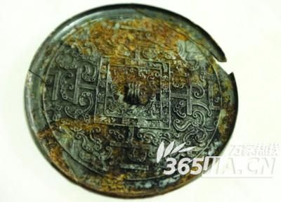 这面精美的青铜镜虽然镜边有些破损，但依然难掩绝色姿容