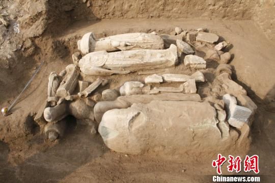 甘肃泾川县考古发掘佛教造像窖藏。