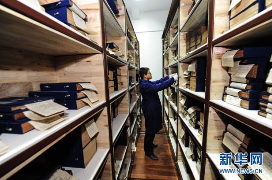 在陕西省西安碑林博物馆，古籍库管理员刘宁在整理古籍。