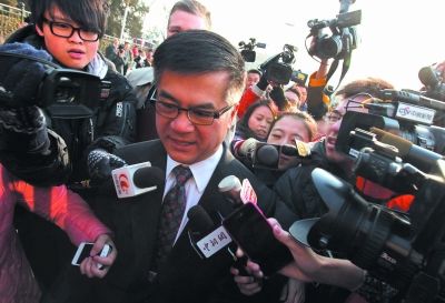  3月5日，第十二届全国人民代表大会第一次会议在北京人民大会堂开幕。图为美国驻华大使骆家辉被记者包围。      本报记者  卢 旭  摄