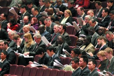  3月3日，全国政协十二届一次会议在京召开。图为多国驻华使节旁听报告，高度关注两会这一建言献策的平台。