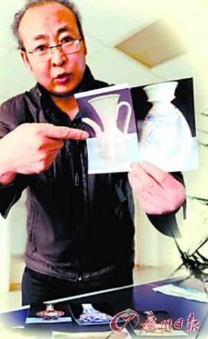 董先生向记者展示被运碎瓷器的图片。