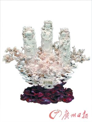 张民辉牙雕作品《富贵吉祥》。