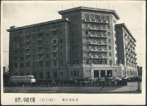 老华侨大厦，1950年代末建成，曾是当时“北京十大建筑”之一，1988年，旧华侨大厦被拆除重建。