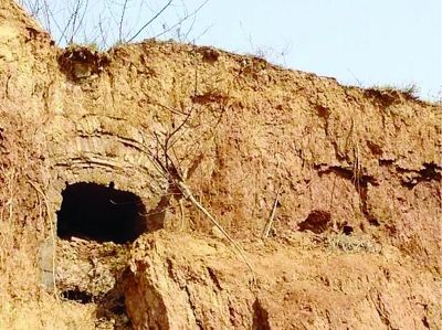 古墓的洞口位于一个土坡之上。