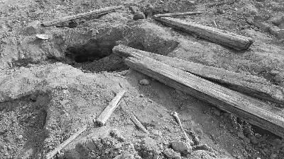 北京永定门外现公开盗墓现象