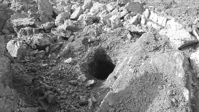 北京永定门外现公开盗墓现象