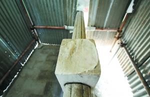 昨天下午，颐和园涵虚堂南侧月台望柱头被偷走处已经被铁皮施工棚遮住。实习记者 和冠欣摄