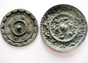 被盗的两面铜镜，左边的是“家常富贵”铭文镜-记者隋婷 摄