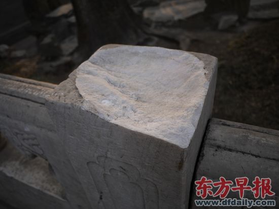 颐和园南湖岛上涵虚堂南侧月台的第二层西侧北数第三个望柱头丢失。下图为丢失望柱头的切口。早报记者 许荻晔 图