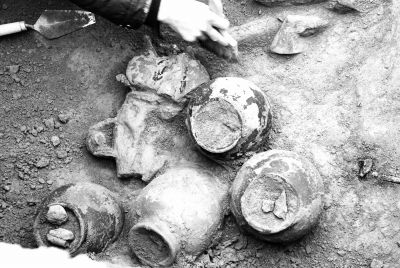     图为工作人员在发掘清理盛唐长安宫女墓