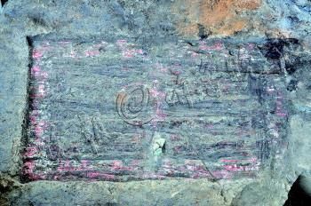 出土的战国宫殿木门上彩绘图案清晰可见。 省文物考古研究所 供图