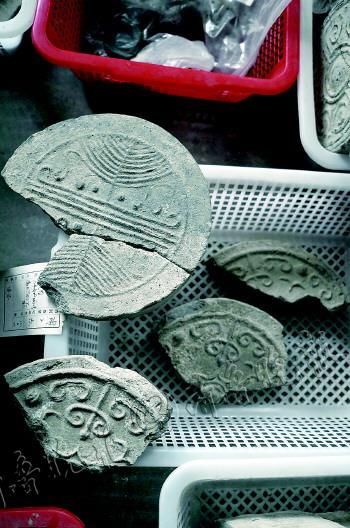 齐国故城10号区发掘出土的青铜构件，纹饰精美华丽。 本报记者 乔显佳 摄